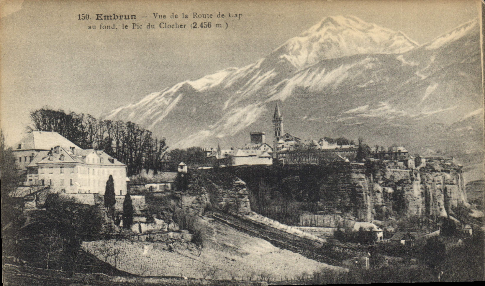 Embrun — Vue de la Route de Cap, au fond le Pic du Clocher (2.436 m)
