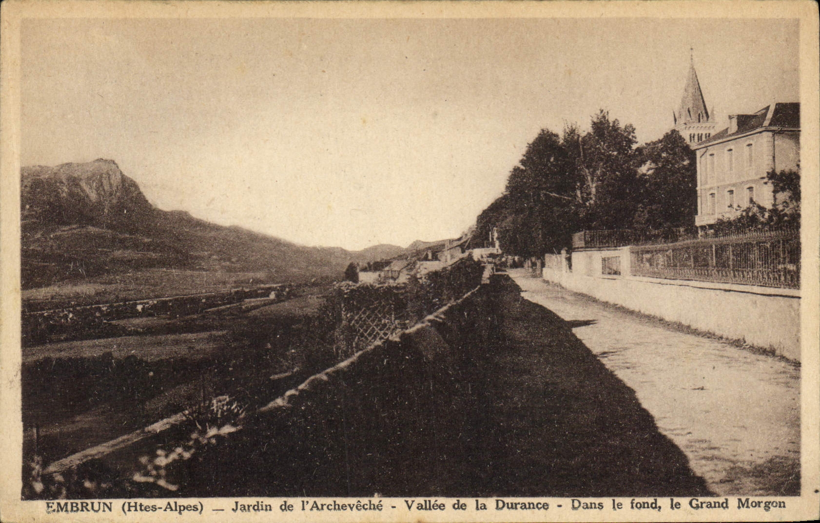 Embrun (Htes-Alpes) — Jardin de l'Archevêché — Vallée de la Durance — Dans le fond, le Grand Morgon