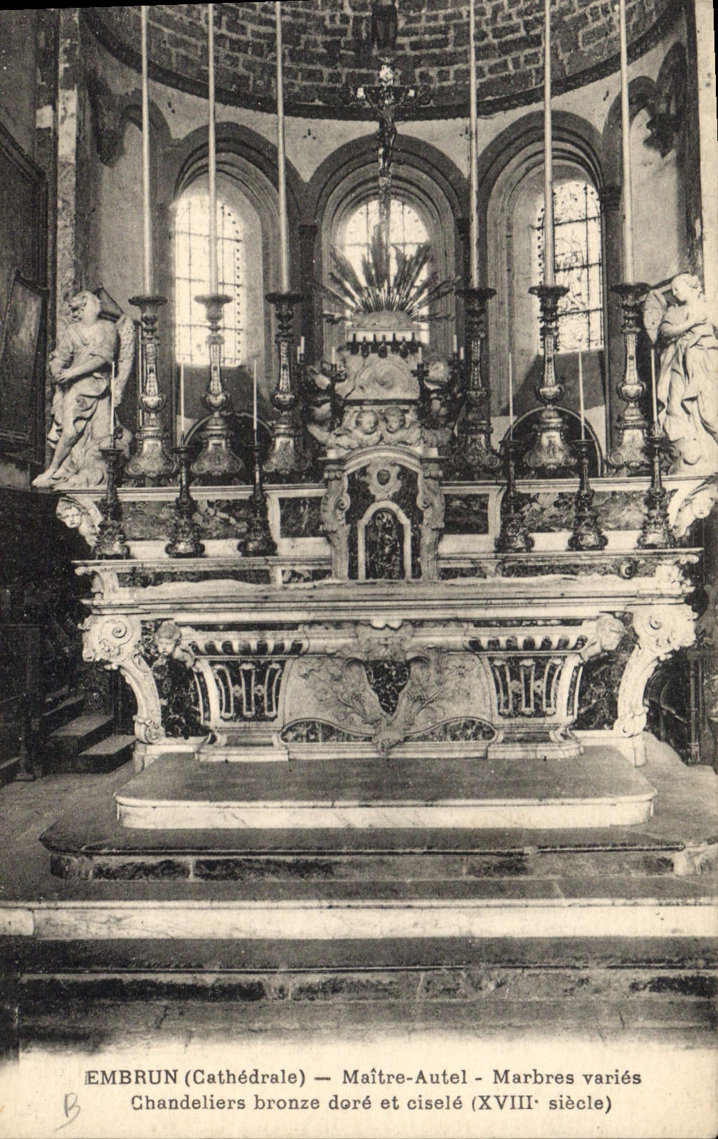 Embrun (Cathédrale) — Maître-Autel en marbres variés, chandeliers en bronze doré et ciselé (XVIIIe siècle)