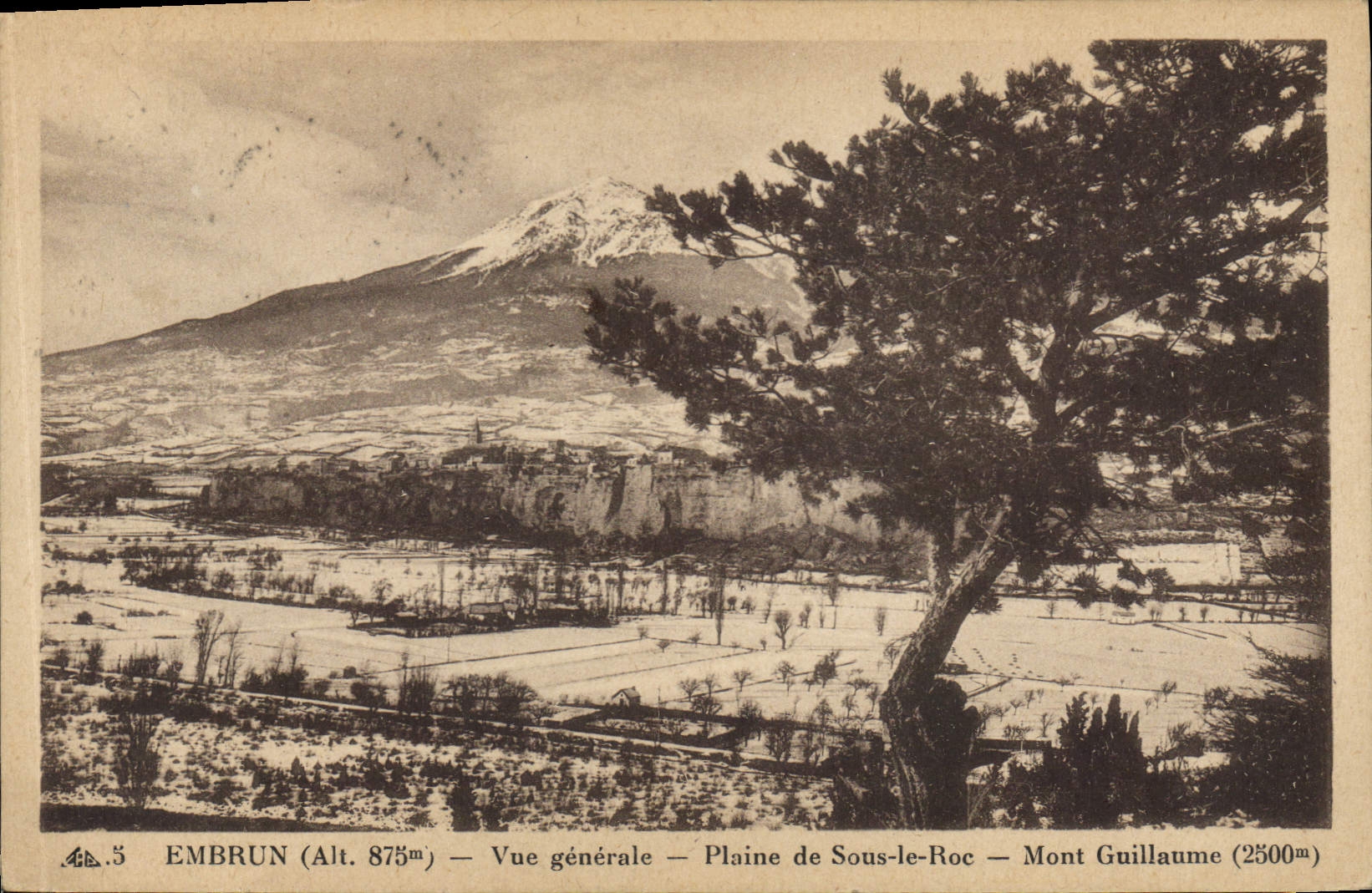 Embrun (Alt. 875m) — Vue générale — Plaine de Sous-le-Roc — Mont Guilllaume (2500m)