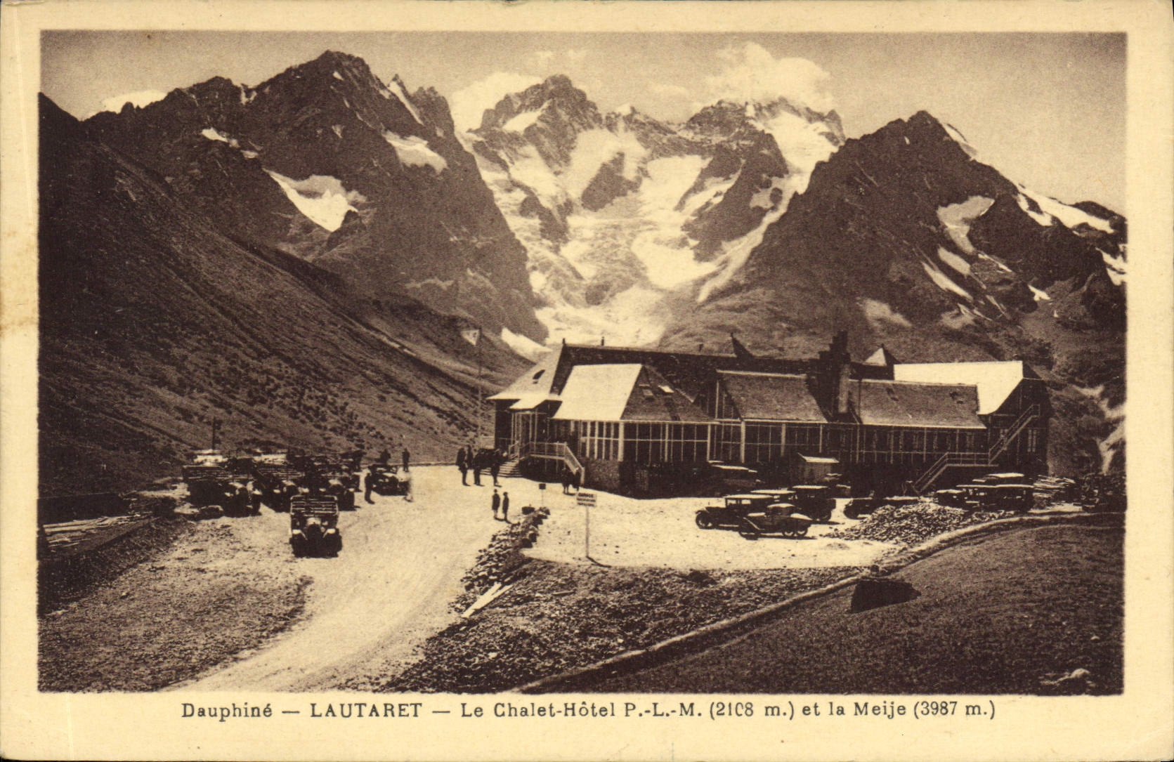 Dauphiné — LAUTARET — Le Chalet-Hôtel P.-L.-M. (2108 m.) et la Meije (3987 m.)