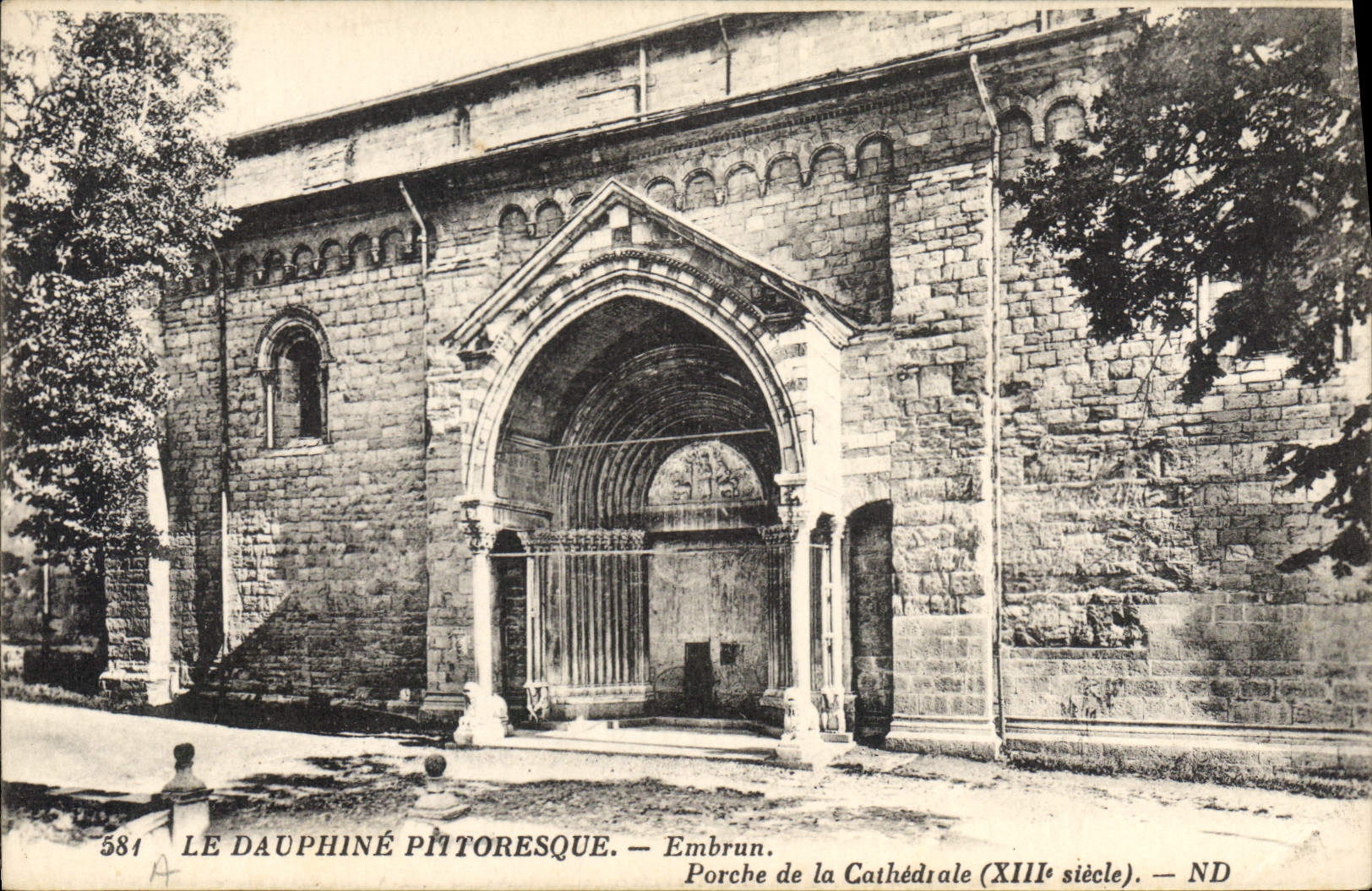 Embrun — Porche de la Cathédrale (XIIIe siècle) — ND
