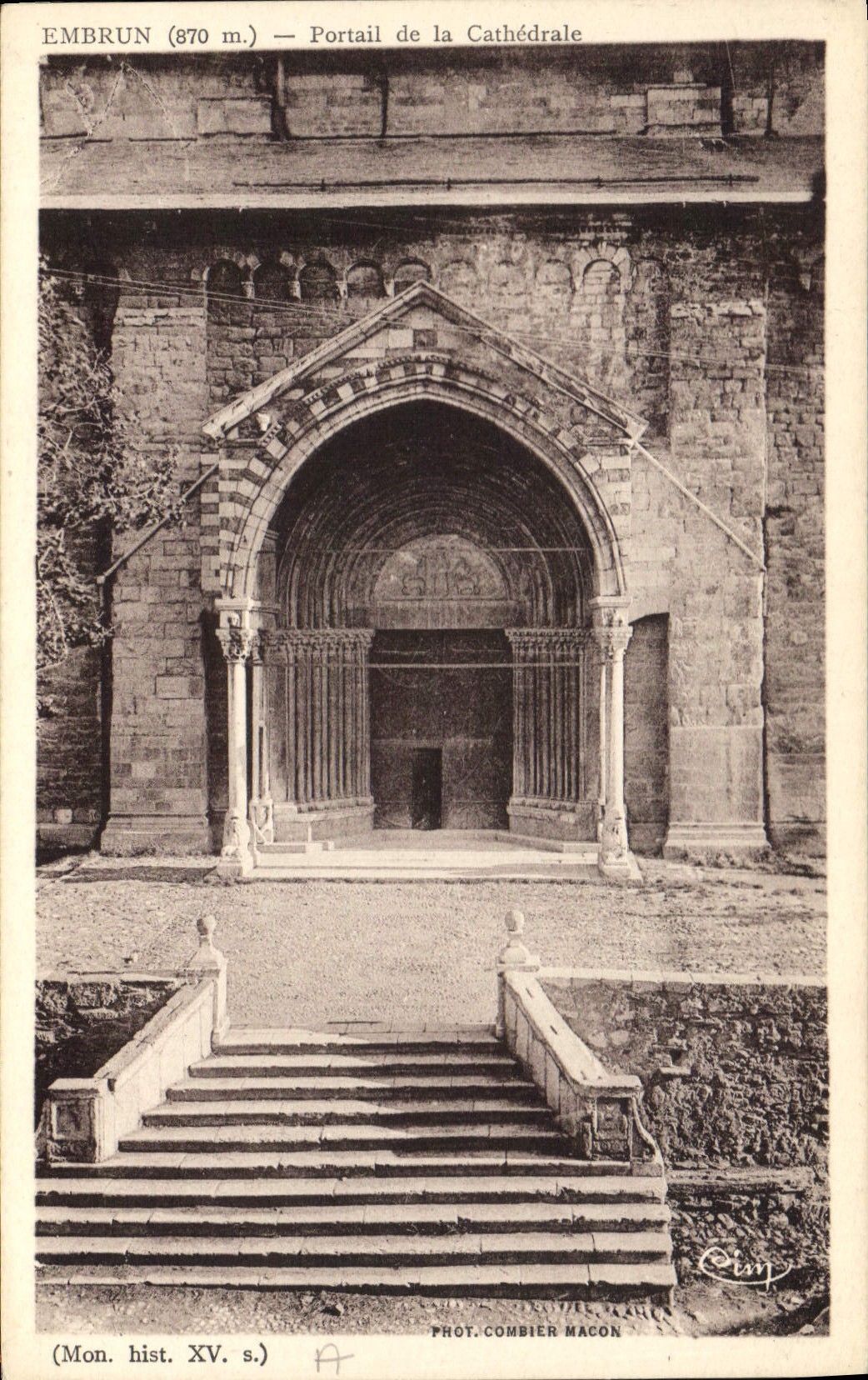 Embrun (870 m.) — Portail de la Cathédrale — Phot. Combier Macon