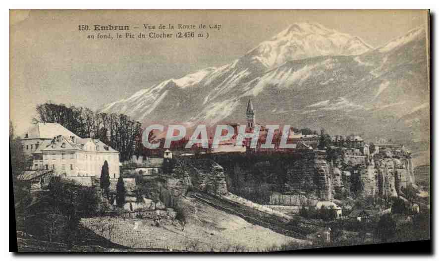 Embrun — Ansicht der Route de Cépy im Hintergrund, der Pic du Clocher (2.456 m)