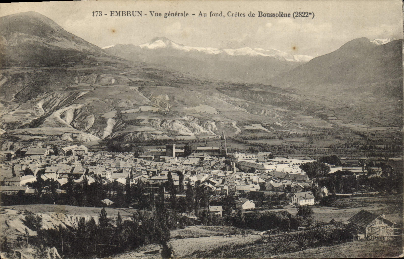 Embrun - Vue générale - Au fond, Crêtes de Boussolène (2822)