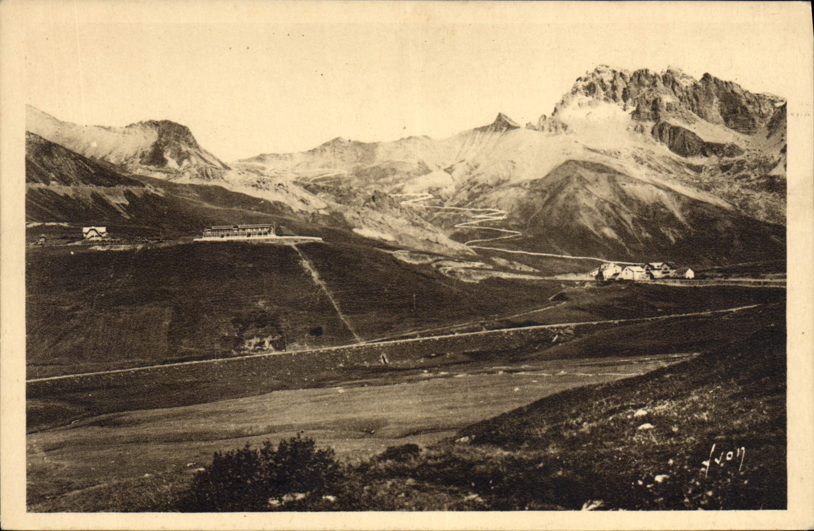 Les Alpes — Col du Lautaret (2058 m.) et route en lacets vers le Col du Galibier (2658 m.) — Les Éditions d'Art Yvonne, Paris