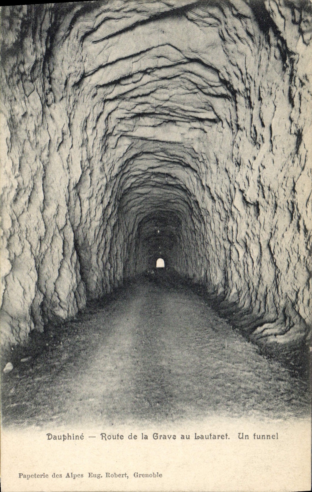 Dauphiné — Route de la Grave au Lautaret. Un tunnel