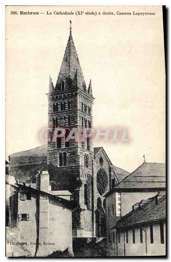 Embrun — Die Kathedrale (11. Jahrhundert) rechts, Kasernen Lapeyrouse