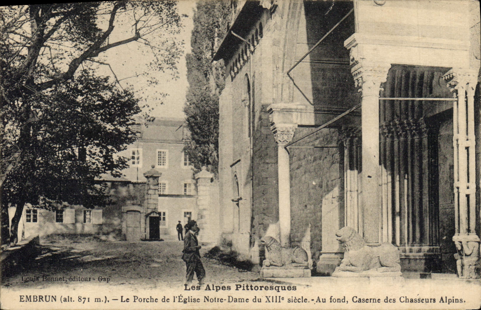 Embrun (alt. 871 m.) — Le Porche de l'Église Notre-Dame du XIIIe siècle — Au fond, Caserne des Chasseurs Alpins — Louis Bonnet, éditeur Gap