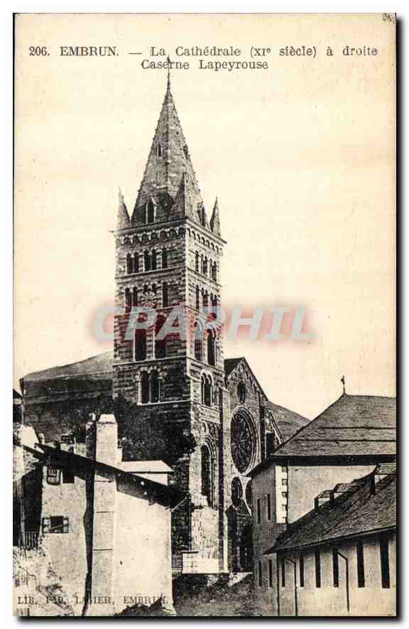 Embrun — La Cathédrale (XIe siècle) à droite, Caserne Lapeyrouse