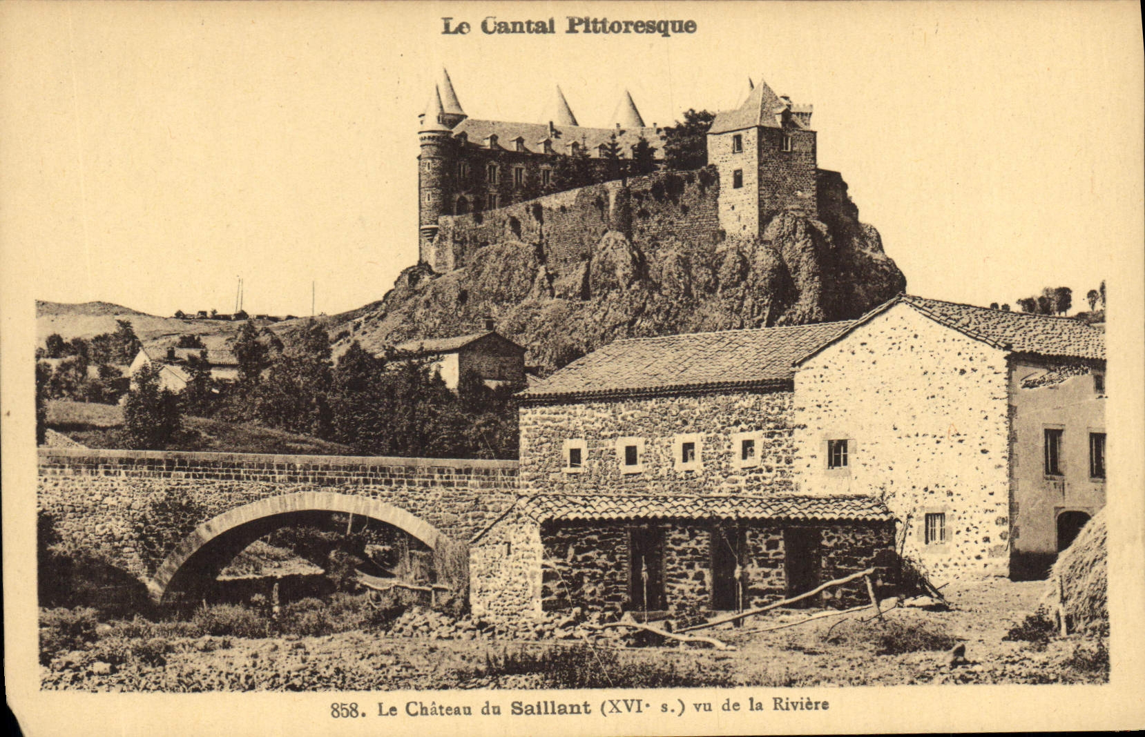 CPA Le Cantal Pittoresque Le Chateau du Saillans XVI S vu de la Riviere 