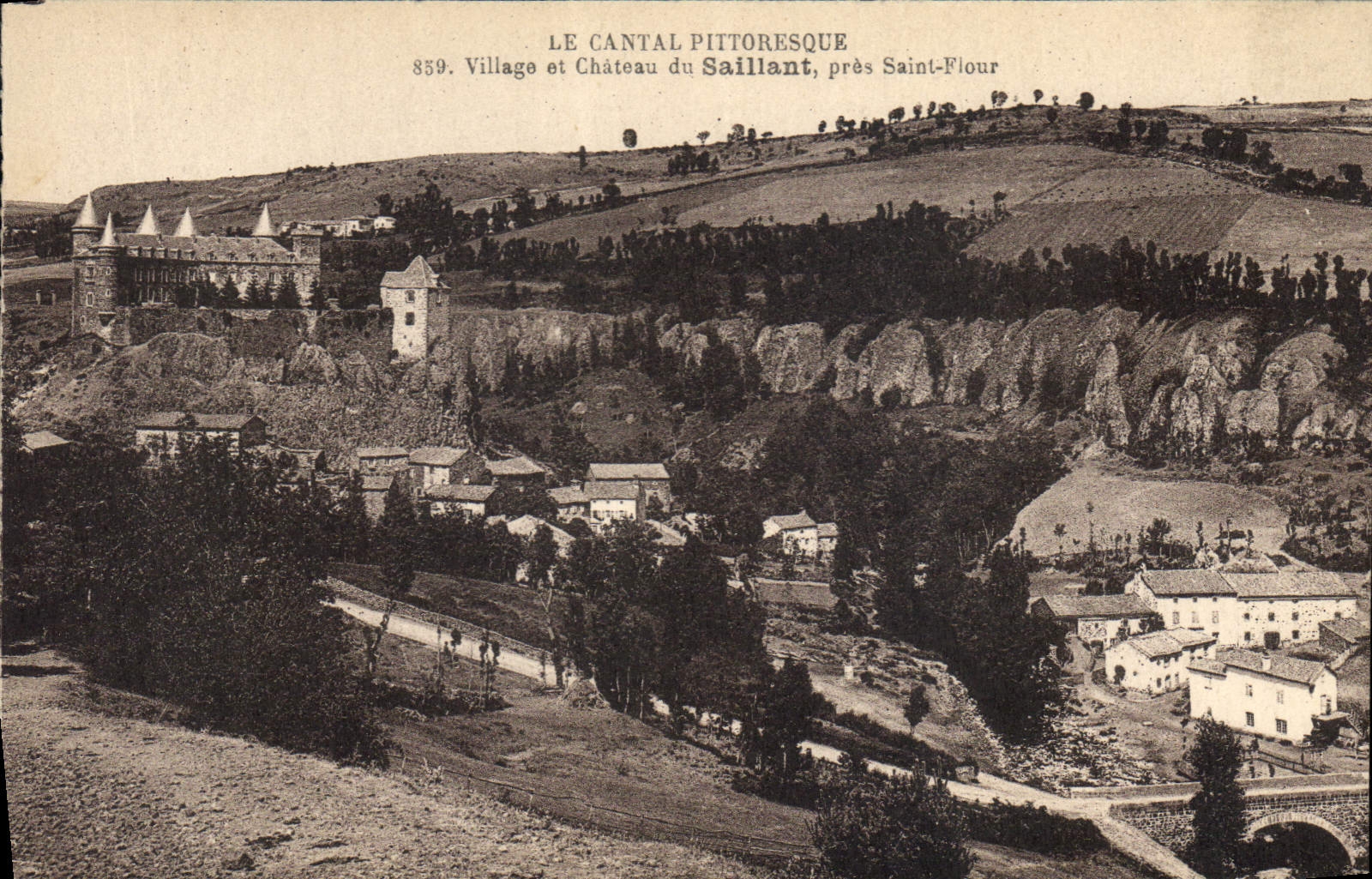 CPA Le Cantal Pittoresque Village et chateau du Saillant pres Saint Flour 