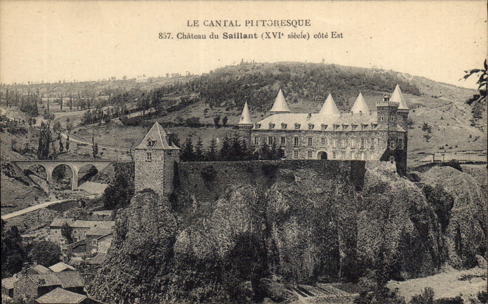 CPA Le Cantal Pittoresque chateau du Saillant XVI siecle cote Est 