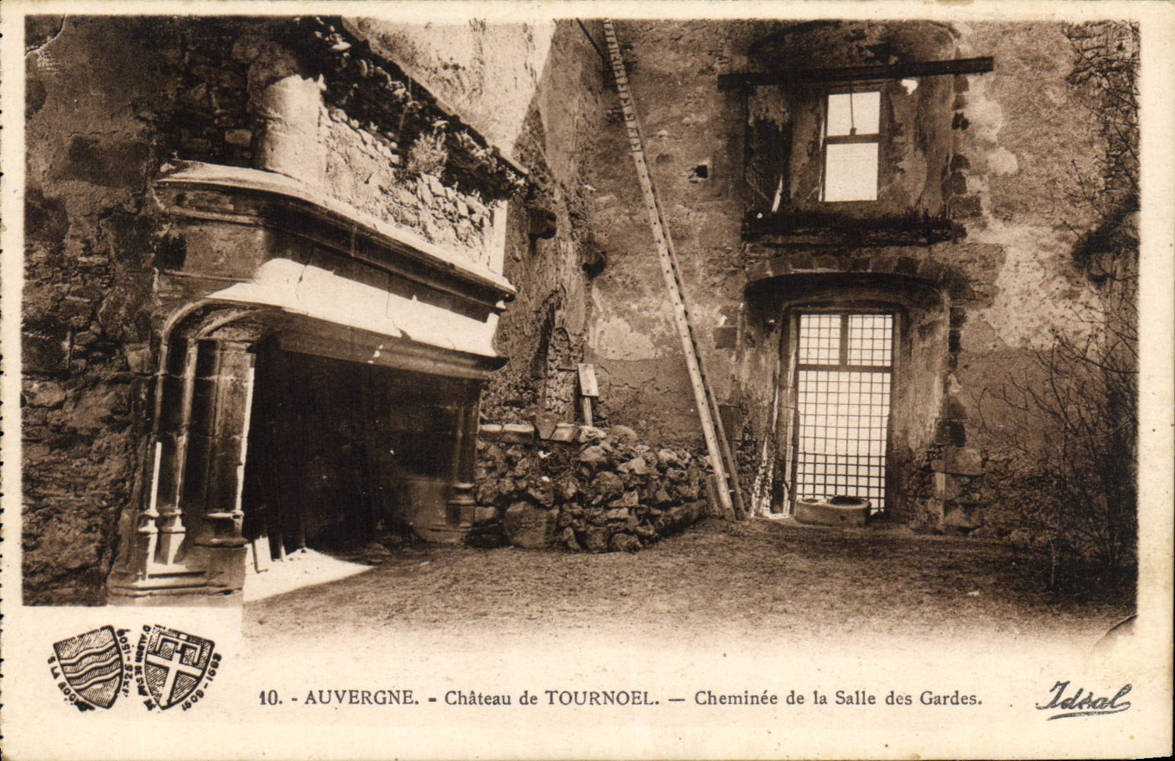Auvergne - Château de Tournoel — Cheminée de la Salle des Gardes