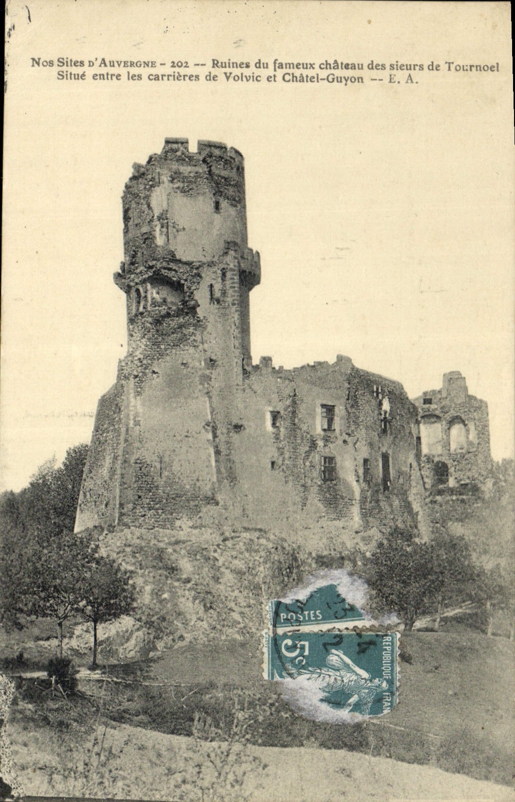 CPA Nos Sites d'Auvergne Ruines du Fameux Chateau des Sieurs de Tournoel Situe entre les Carrierres 