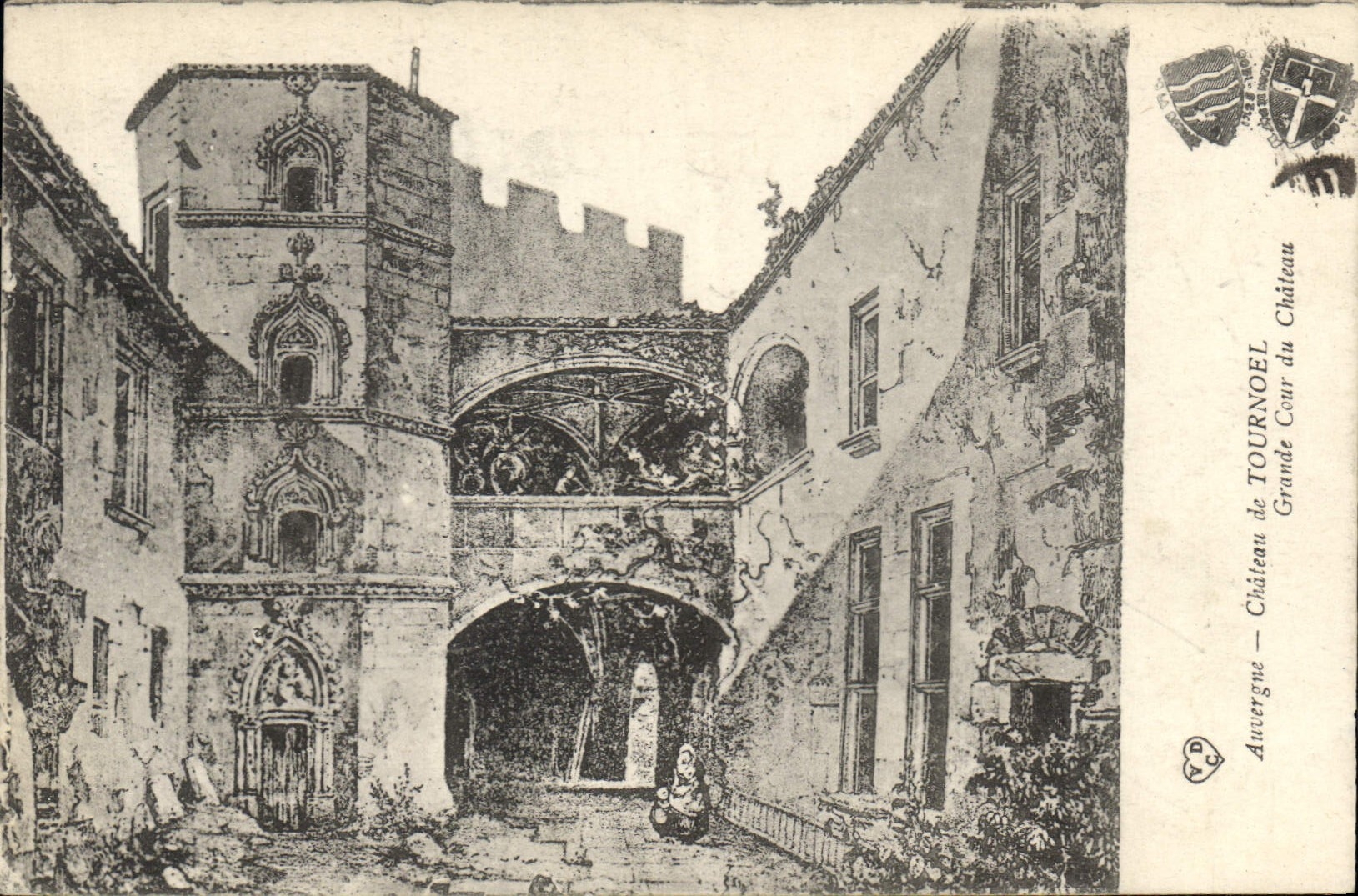 Château de Tournoël — Grande Cour — Auvergne