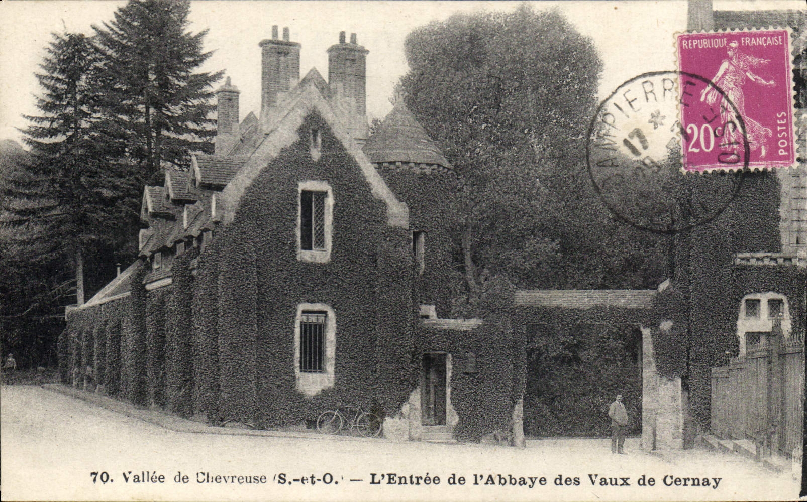 CPA Vallee de Chevreuse S et O l'Entree de l'Abbaye des Vaux de Cernay 