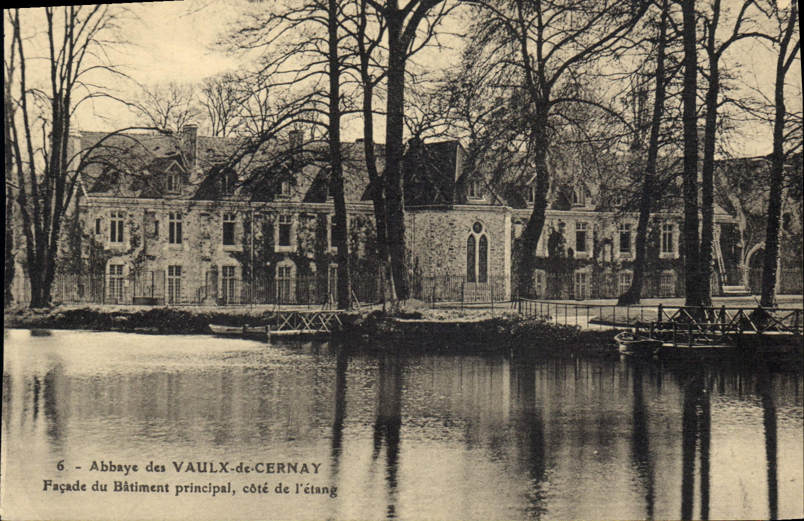 Abbaye des Vaulx-de-Cernay — Façade du bâtiment principal, côté de l'étang — n°6