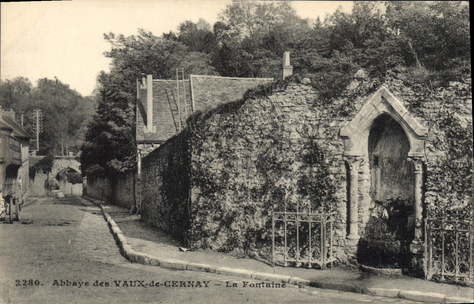 Abbaye des VAUX-de-CERNAY — La Fontaine — E. Malcuit