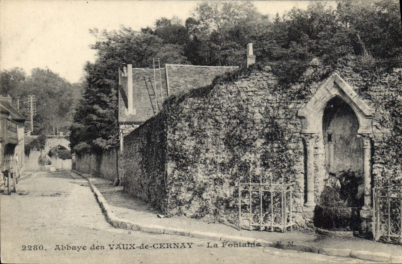 Abbaye des Vaux-de-Cernay — La Fontaine — E.M.