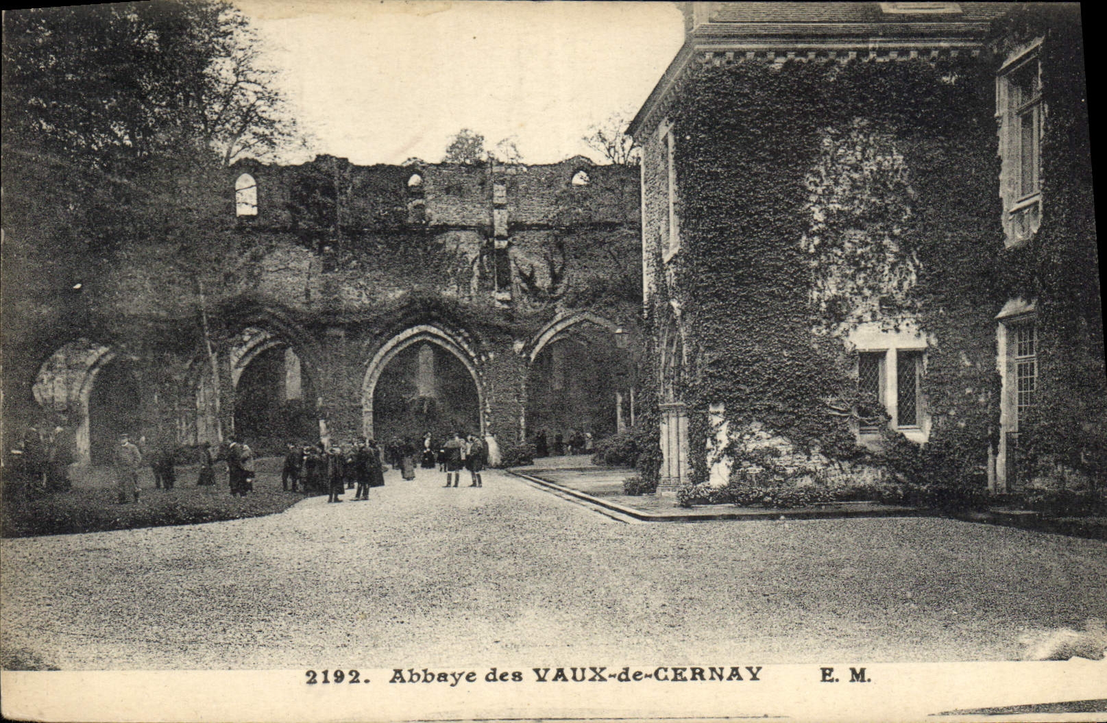 Abbaye des Vaux-de-Cernay — ruines et bâtiments couverts de lierre — E.M. n°2192