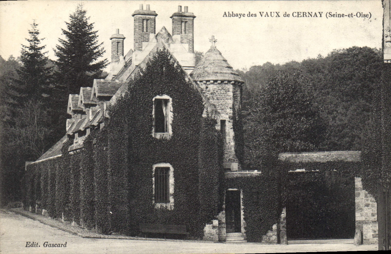 Abbaye des Vaux de Cernay (Seine-et-Oise) — vue de l'édifice couvert de lierre — Edit. Gascard