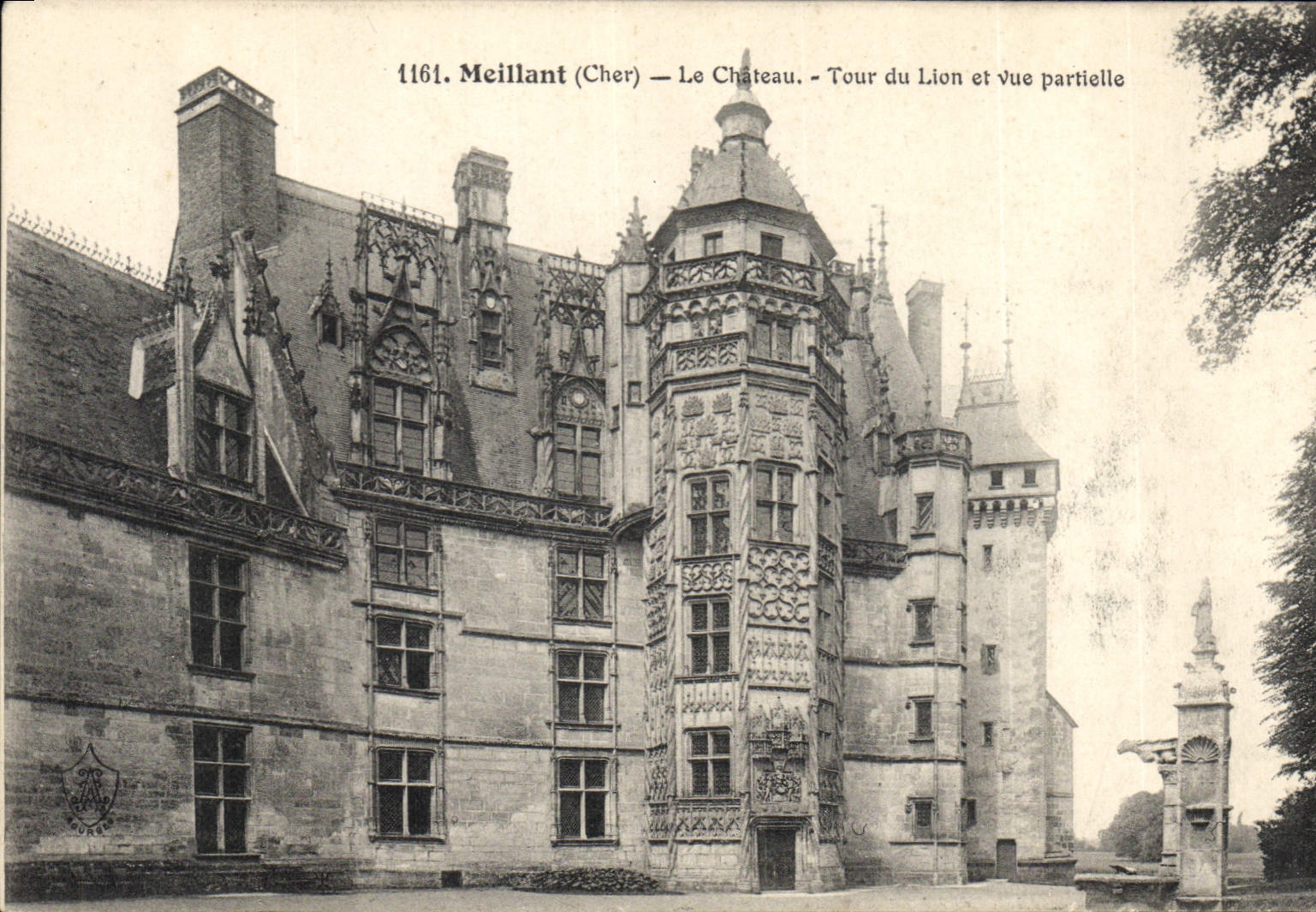 Meillant (Cher) — Le Château — Tour du Lion et vue partielle