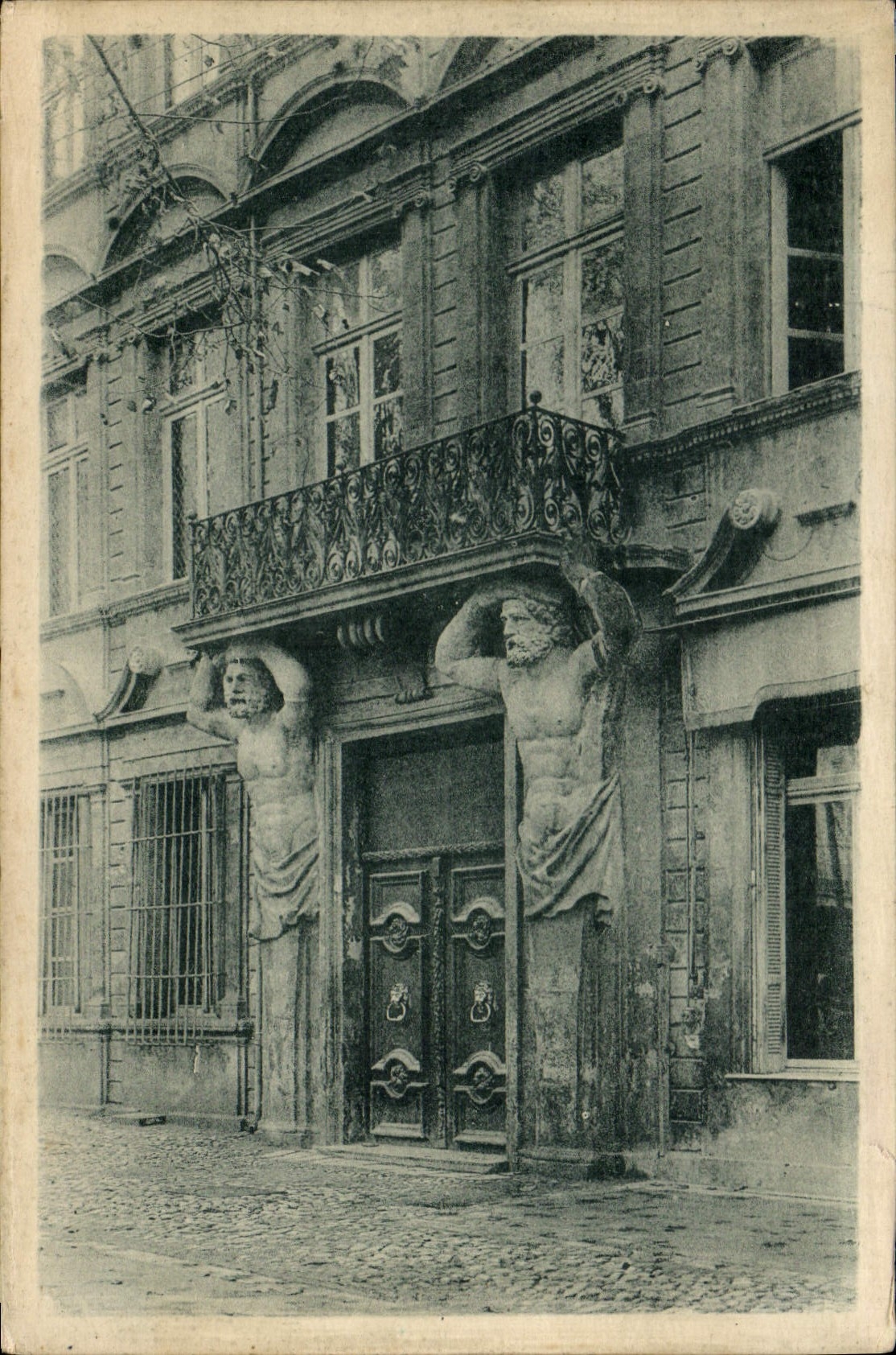 Porte d'entrée ornée de statues — Aix-en-Provence — Hôtel d'Espagne