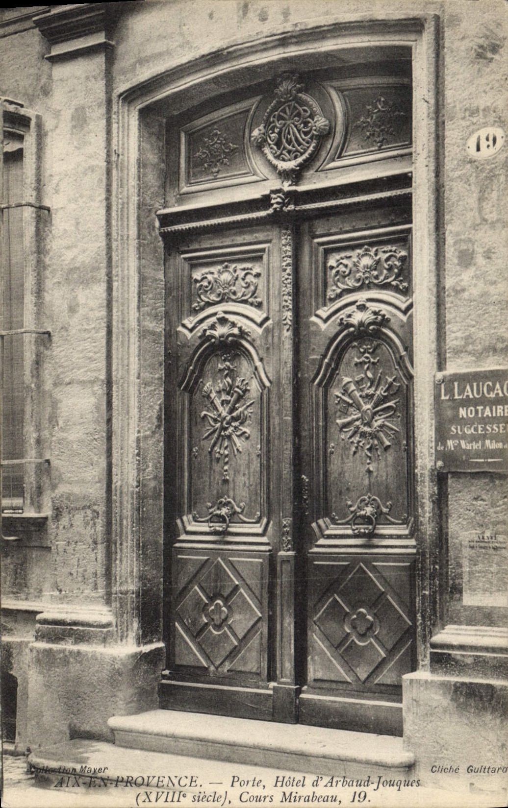 Aix-en-Provence — Porte, Hôtel d'Arbaud-Jouques (XVIIIe siècle), Cours Mirabeau, 19 — éditeur Aix-en-Provence, photographe Mayer