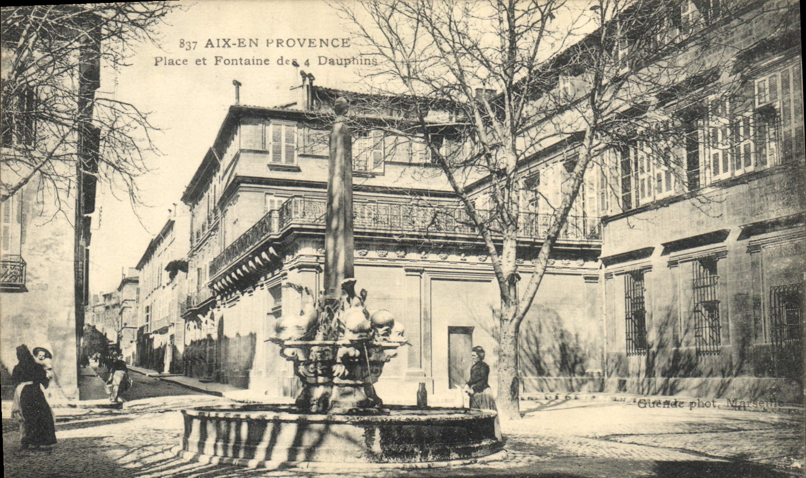 Aix-en-Provence — Place et Fontaine des 4 Dauphins — Guerende phot. Marseille