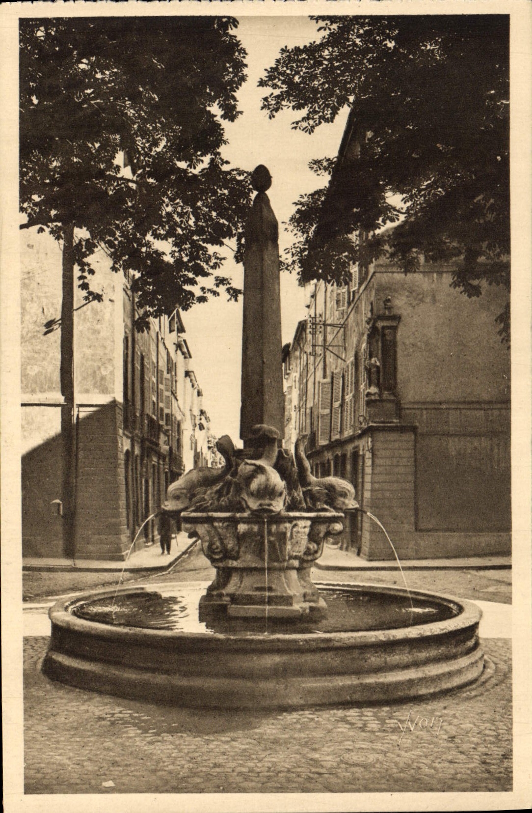 CPA La Douce France Aix en Provence B du R Fontaine des Quatre Dauphins 