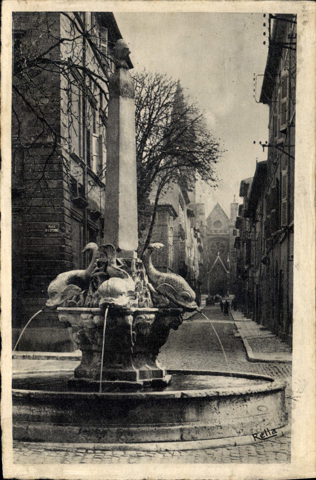 CPA Aix en Provence La Fontaine des Quatre Dauphins la rue Cardinale et l'Eglise Saint Jean de Malte