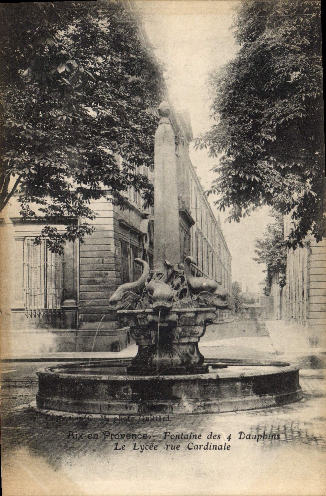 Aix-en-Provence — Fontaine des 4 Dauphins, rue Cardinale — C. M. photo Guittard