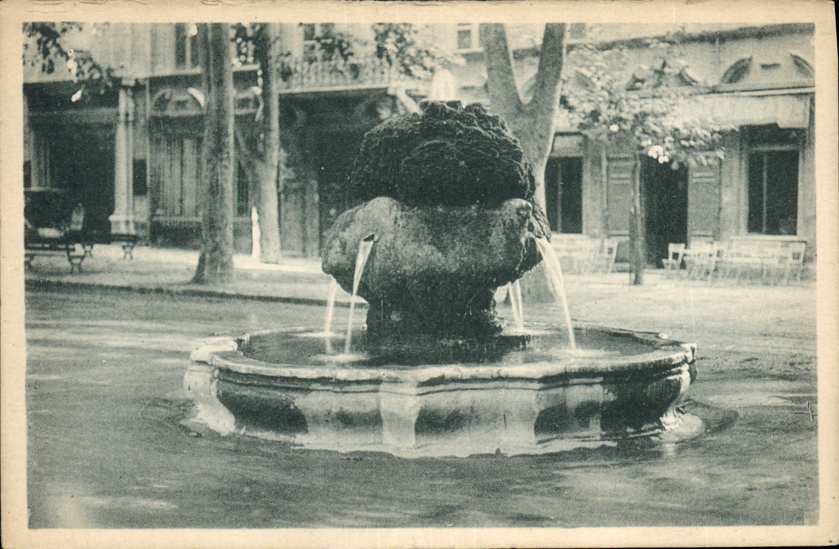 Aix-en-Provence — Warmwasserbrunnen — Ansichtskarte CPAPHIL
