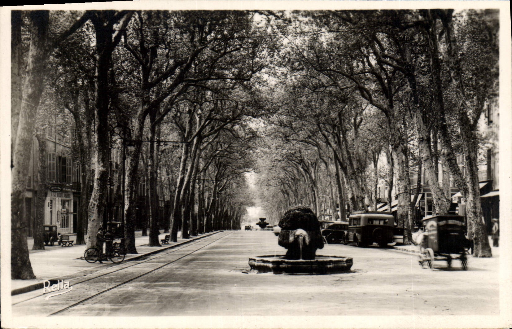 Aix-en-Provence — Avenue des Platanes mit Brunnen — Rella