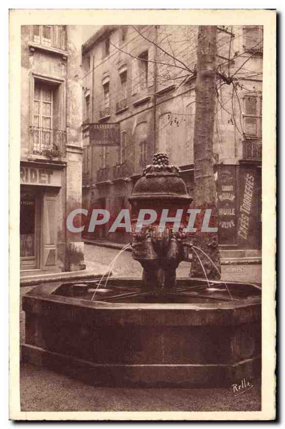 Fontaine de la place des Trois-Ormeaux — Aix-en-Provence — Belia