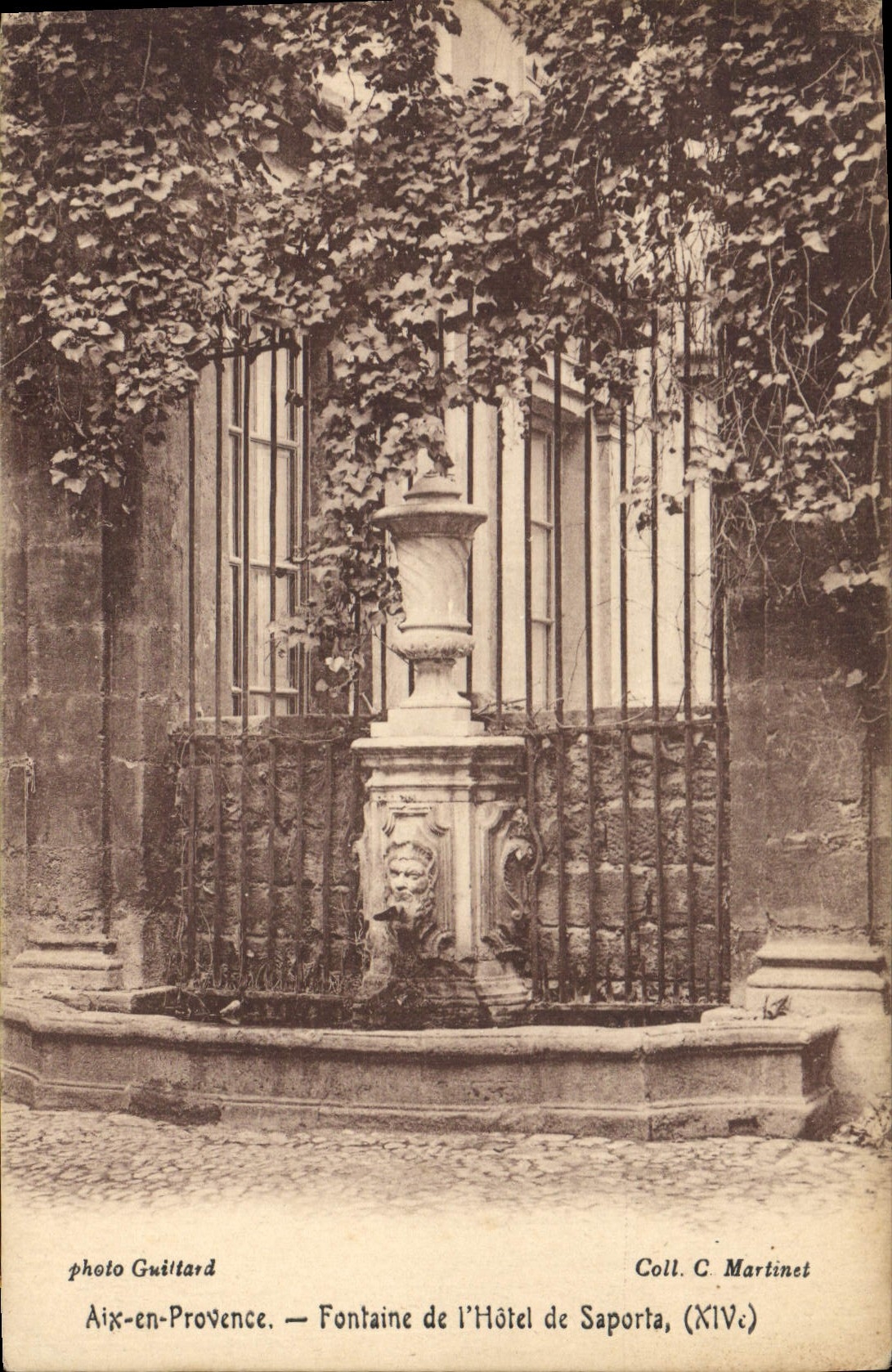 Aix-en-Provence — Fontaine de l'Hôtel de Saporta, (XIVe) — photo Guittard, Coll. C. Martinet