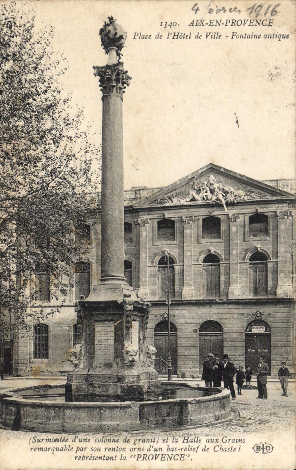 Aix-en-Provence — Place de l'Hôtel de Ville — Fontaine antique surmontée d'une colonne de granit et la Halle aux Grains ornée d'un bas-relief de Chaste représentant la 'PROVENCE'