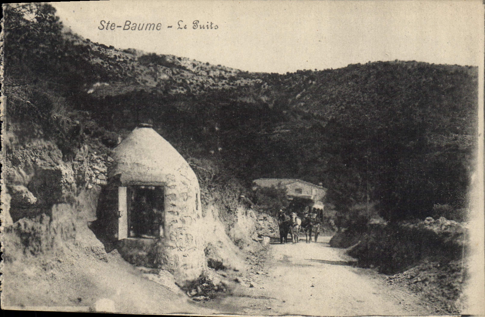 Ste-Baume - Le Buitos — vue de la route avec une cabane en pierre et un char à bœufs