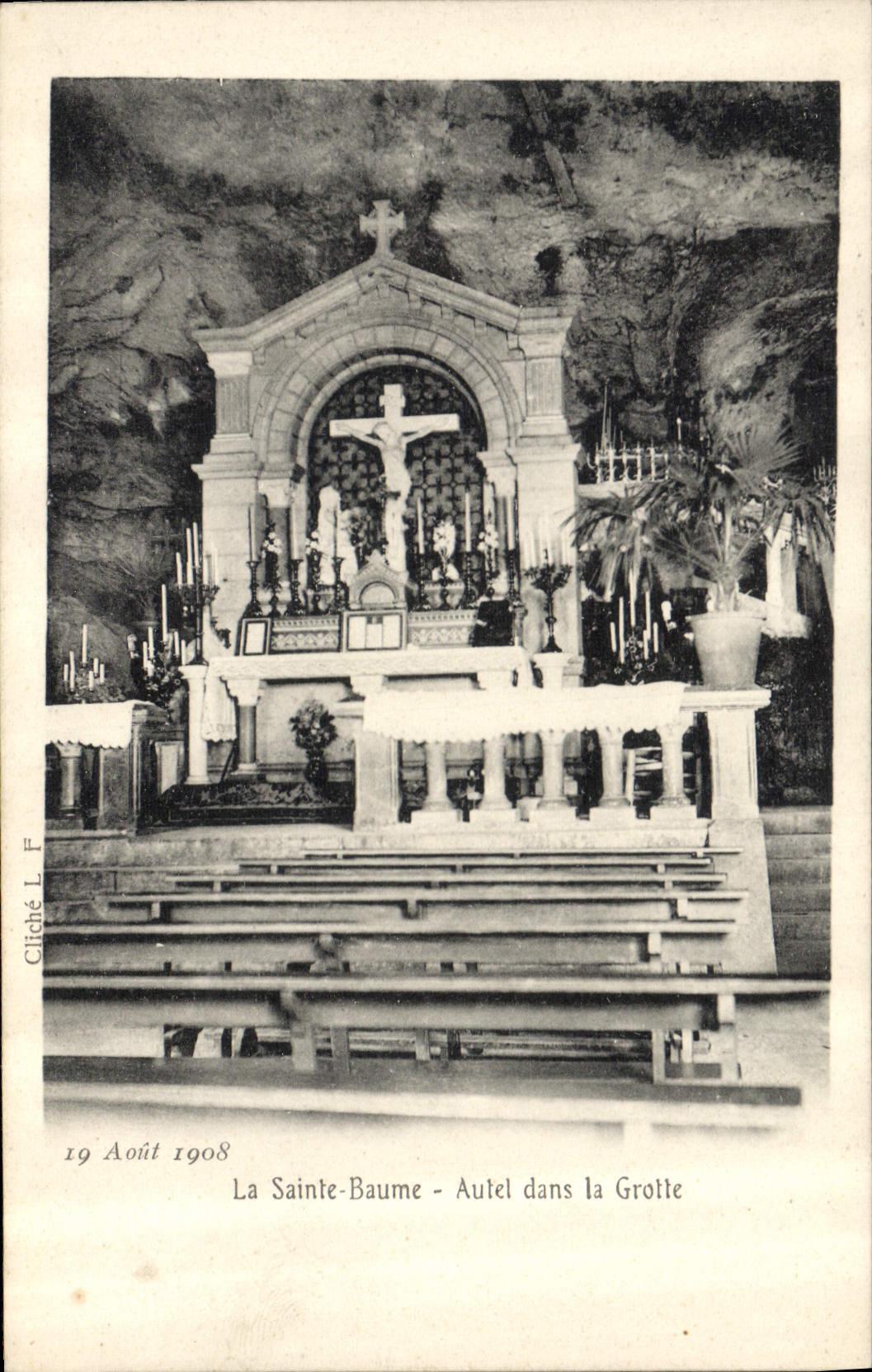 CPA La Sainte Baume Autel dans la Grotte 