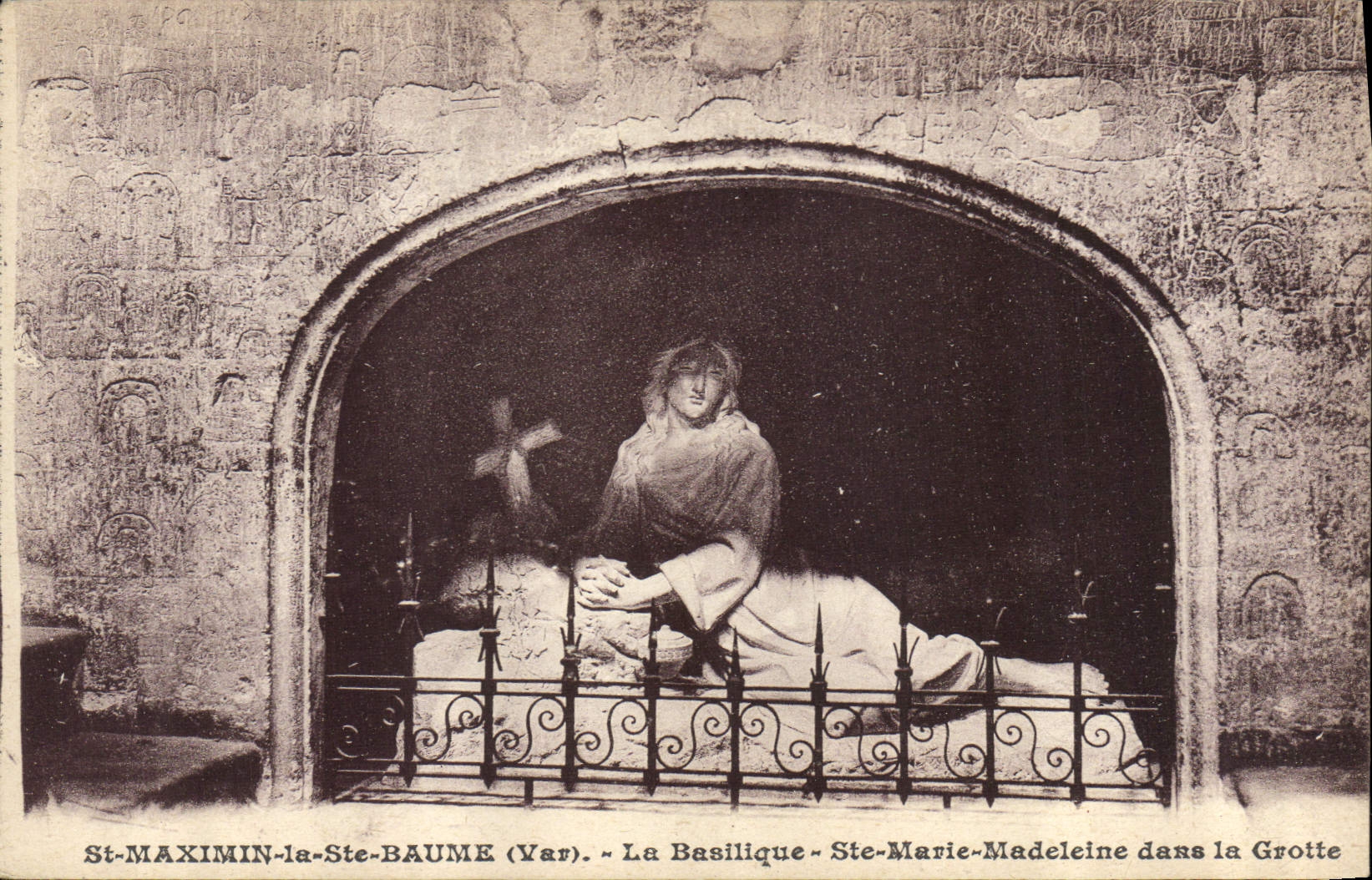 CPA St Maximin la Ste Baume Var La Basilique Ste Marie Madeleine dans la Grotte 