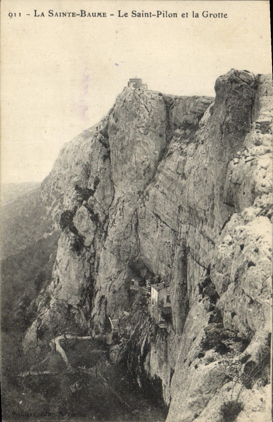 CPA La Sainte Baume Le Saint Pilon et la Grotte 