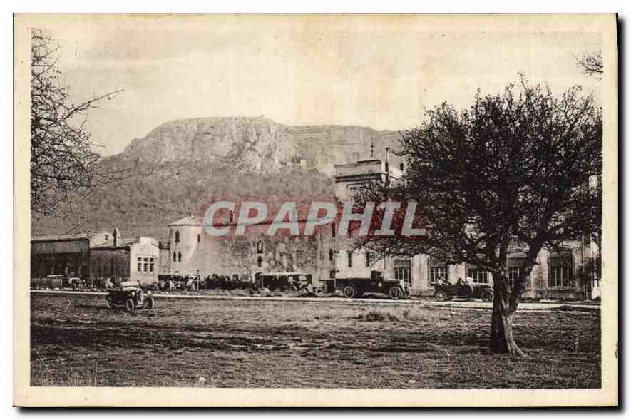 La Sainte-Baume — vue de l'hôtel avec montagne en arrière-plan — Hôtellerie de la Sainte-Baume