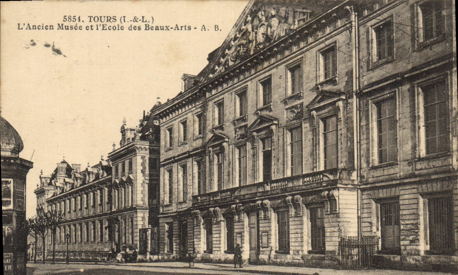 CPA Tours L'Ancien Musee et l'Ecole des Beaux Arts 