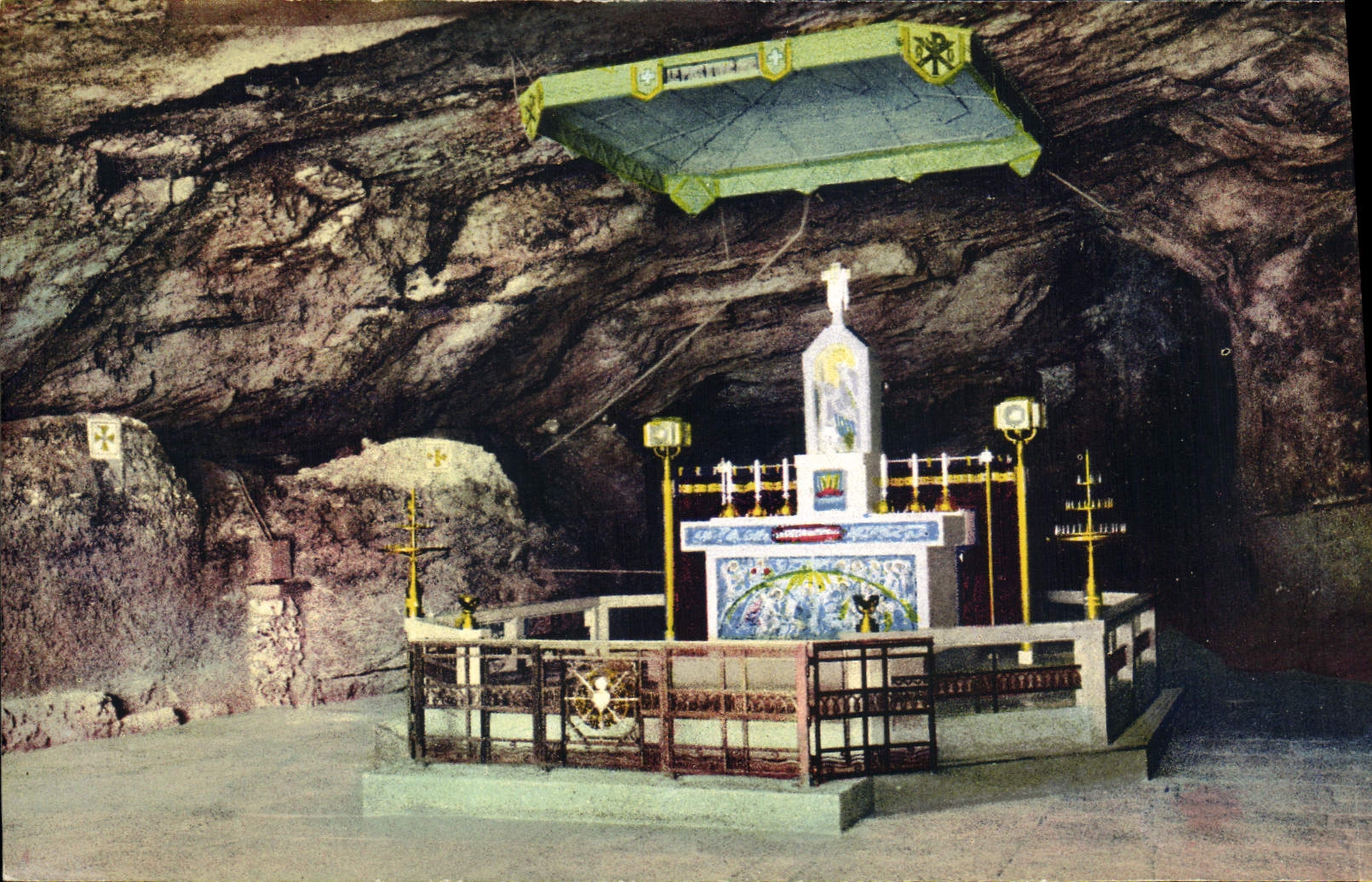 Grotte de Remonot — L'Autel de la Pitié de Dieu et de la Pitié de Marie — N.-D. de Remonot