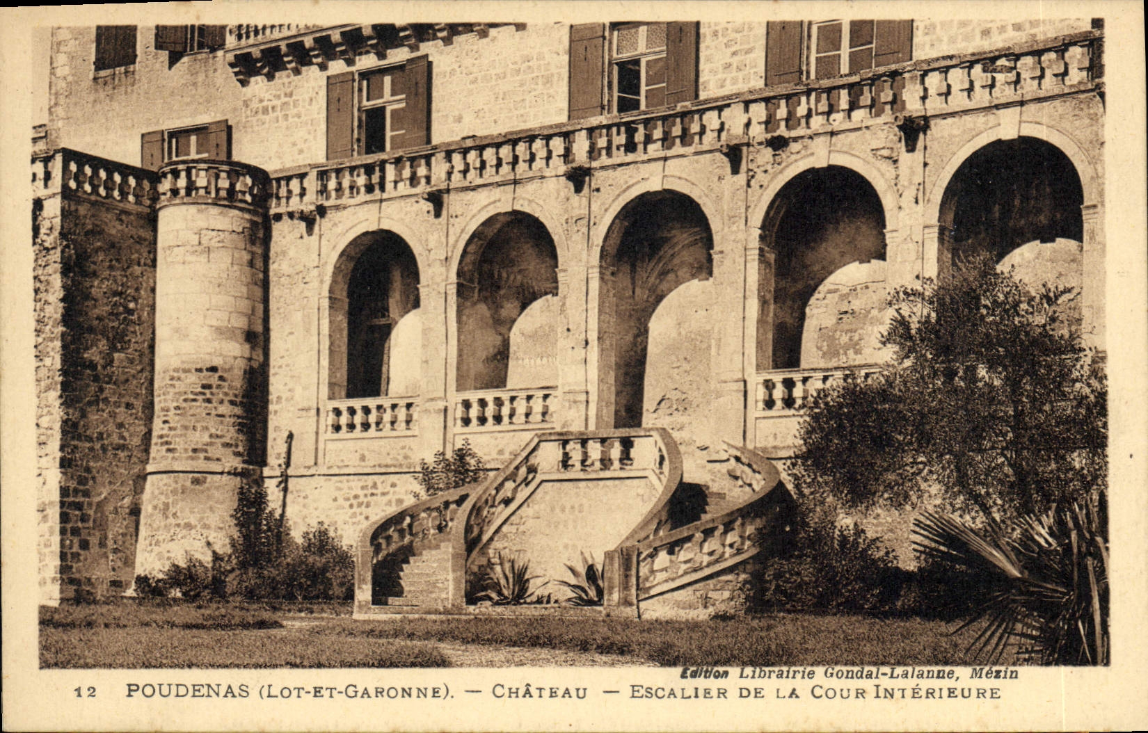 Poudenas (Lot-et-Garonne) — Château — Escalier de la cour intérieure — Édition Librairie Gondal-Lalanne, Mézin