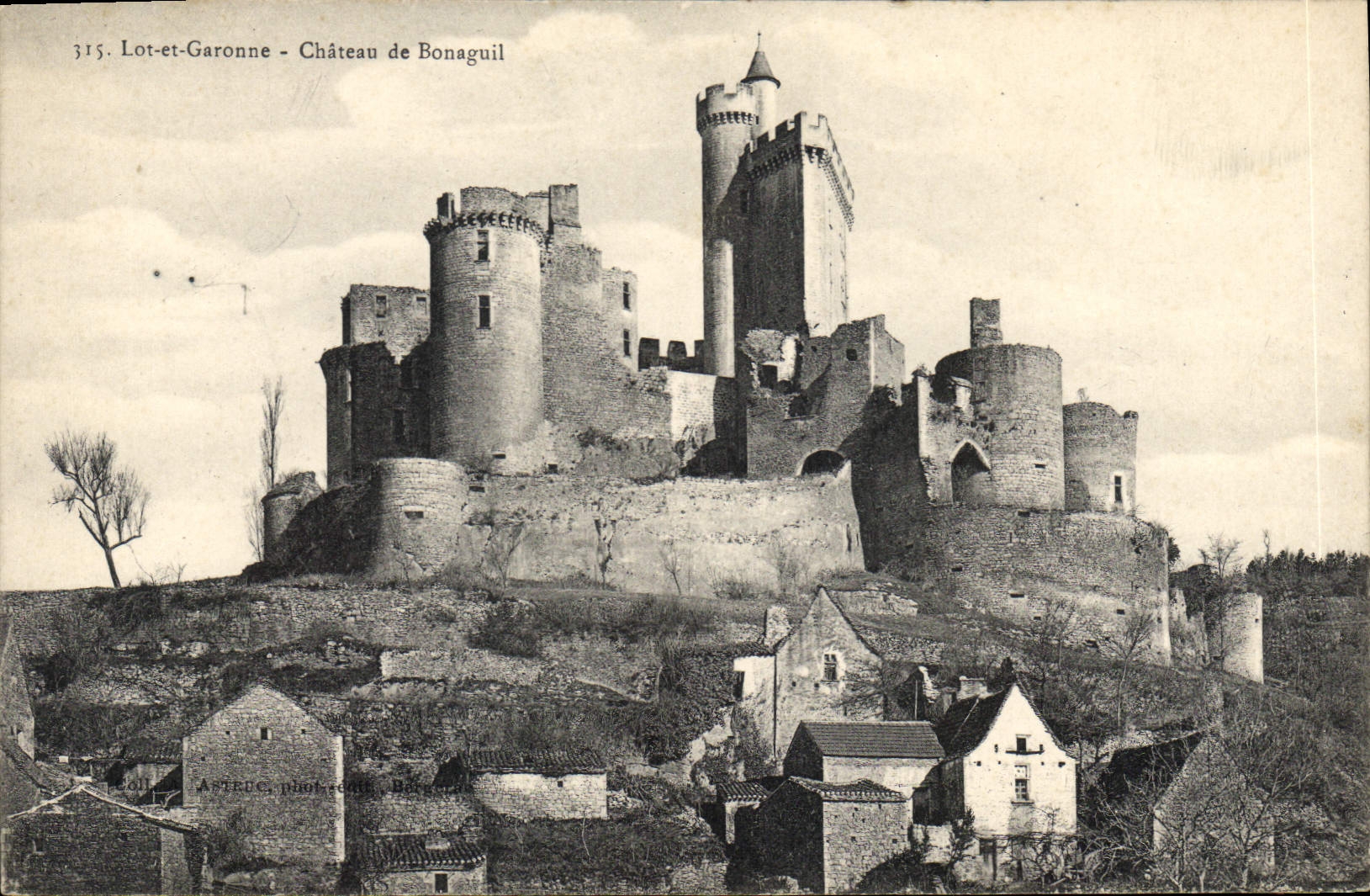 Lot-et-Garonne - Château de Bonaguil — vue du château en ruine surmonté d'une tour, avec village en contrebas — ASTEUC, n° 315