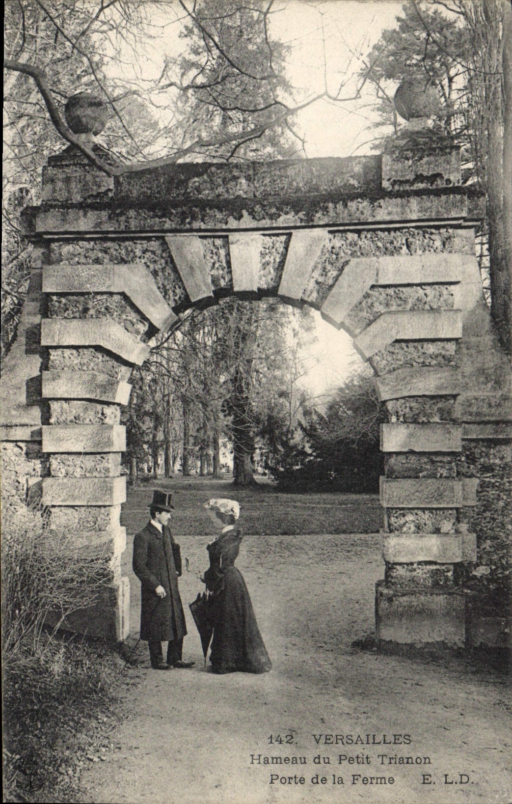 CPA Versailles Hameau du Petit Trianon Porte de la Ferme 