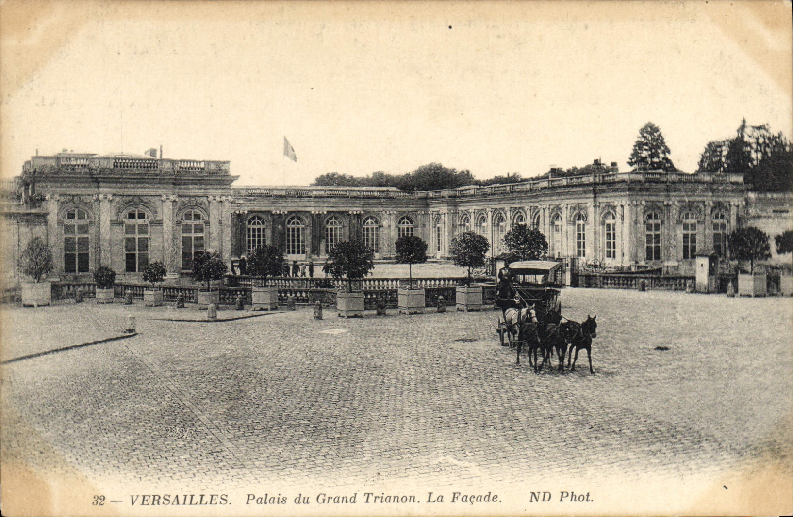 CPA Versailles Palais du Grand Trianon La Facade 