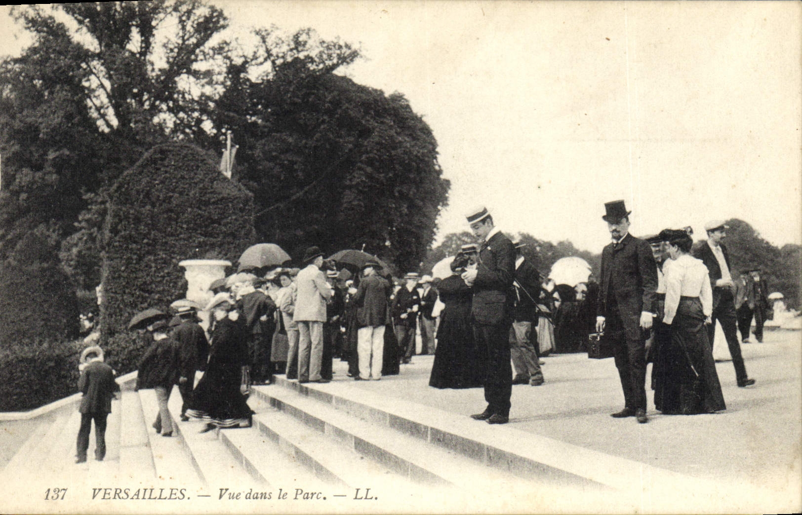 CPA Versailles Vue dans le Parc 